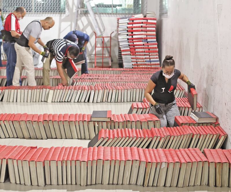 Los libros que los trabajadores acomodan cada fin de semana son primero colocados en una fila en el piso. El apéndice de cada uno de ellos les índica la forma en la que deben agruparlos, pues da un número determinado. Foto: GERMÁN ESPINOSA. EL UNIVERSAL