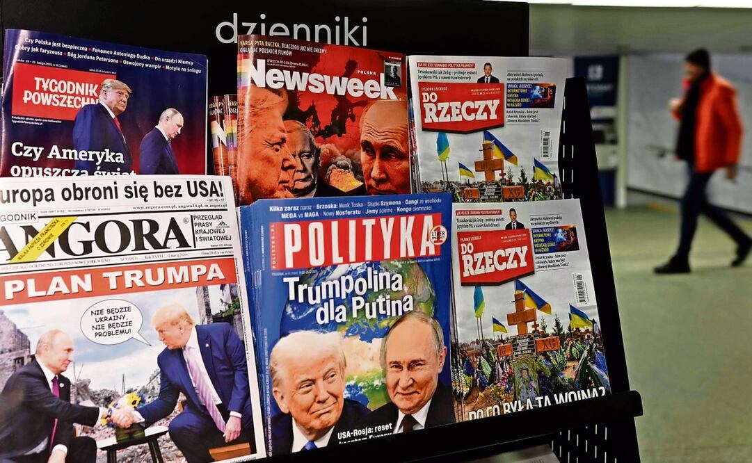 Portadas de medios sobre el acercamiento político entre los presidentes Vladimir Putin y Donald Trump, en Varsovia. Foto: Sergei Gapon / AFP