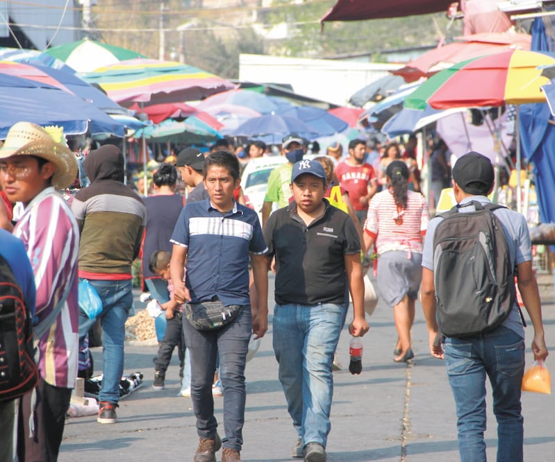 Las calles cercanas al zócalo lucen llenas de comerciantes ambulantes y compradores que van incluso en familia y sin cubrebocas. ARTURO DE DIOS PALMA. EL UNIVERSAL