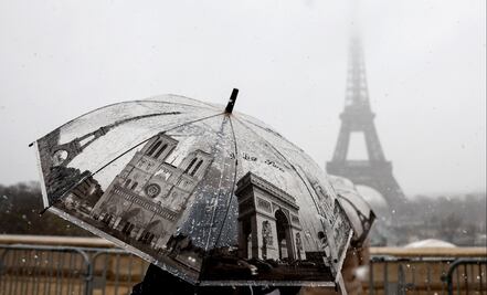 FOTOS: Temporal de nieve en París deja imágenes inolvidables; cierra la torre Eiffel