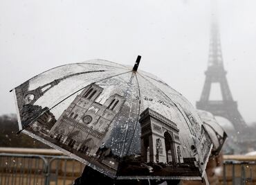 FOTOS: Temporal de nieve en París deja imágenes inolvidables; cierra la torre Eiffel