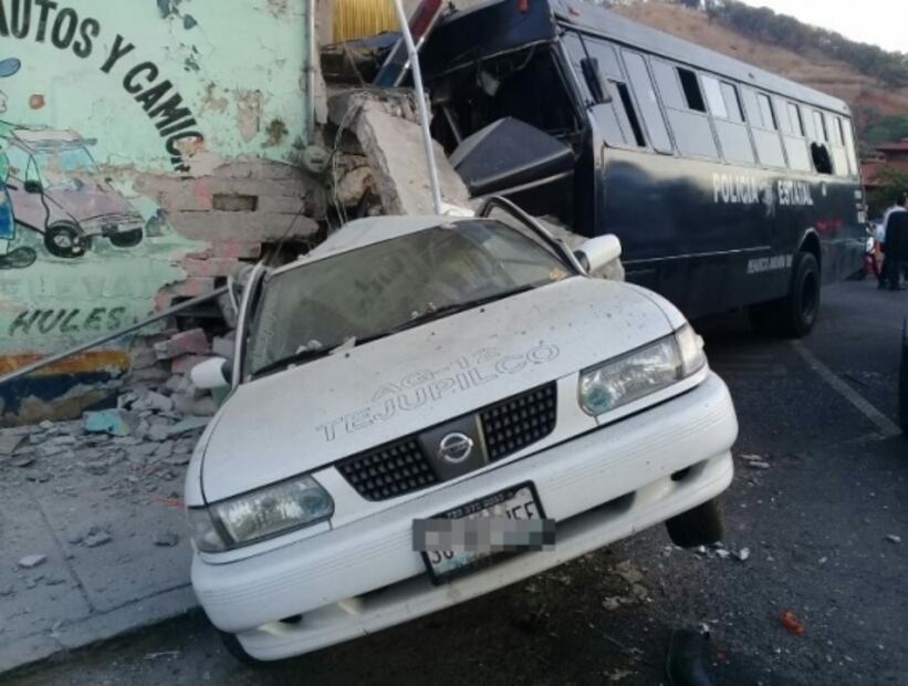 Choque de camión de la policía del Edomex deja dos muertos y 11 heridos