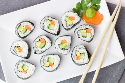 Prepara un sushi roll clásico en casa 