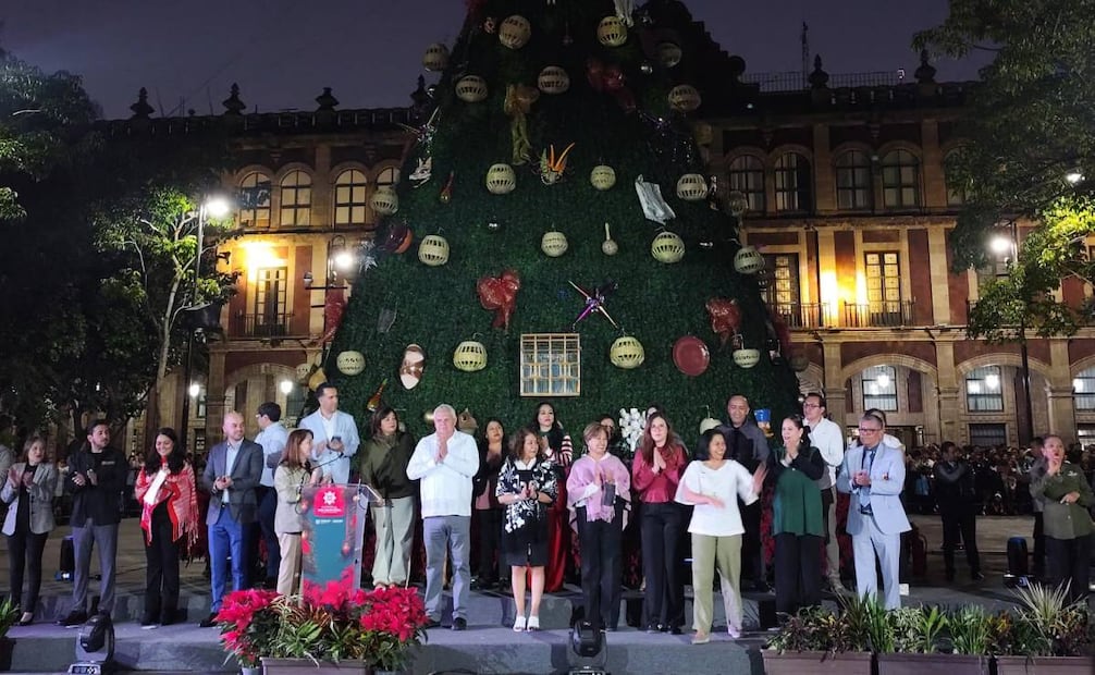 Margarita González encendió el Árbol de Navidad instalado en el zócalo de Cuernavaca. Foto: Especial
