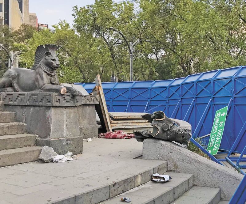 Aunque el Monumento a Cuauhtémoc, en Reforma, está rodeado de vallas, recientemente tres personas ingresaron y cortaron partes de las esculturas, una de ellas fue totalmente desprendida de su base. Foto: DIEGO SIMÓN SÁNCHEZ. EL UNIVERSAL