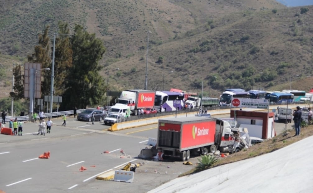 En imágenes, así fue el enfrentamiento con palos, piedras y hasta un tráiler entre normalistas y la GN