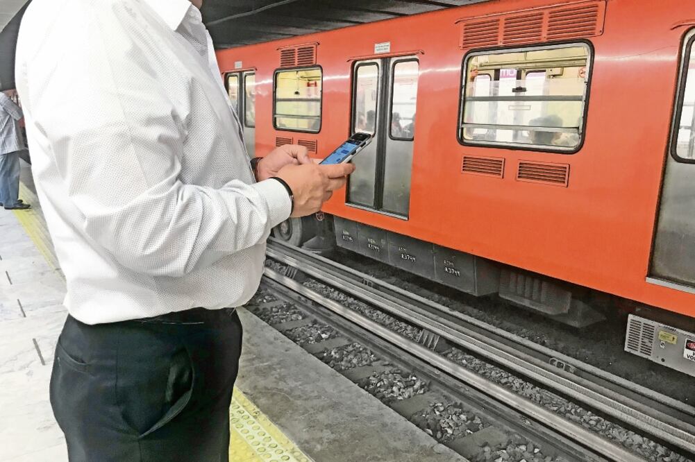 Usuarios afirman que al inicio la red operaba sin ningún contratiempo, aún cuando circulaban por los túneles; pero desde hace algunas semanas, acusan, sus teléfonos no pueden acceder al WiFi de las líneas (IRVIN OLIVARES. EL UNIVERSAL)