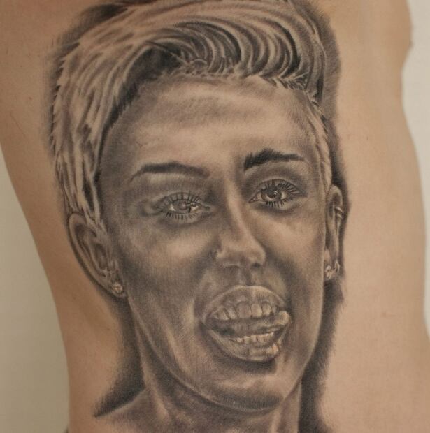 Un hombre se hizo 29 tatuajes de Miley Cyrus, ella lo trató de espeluznante y él prometió borrárselos