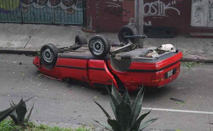 VIDEO: Volcadura en Iztapalapa deja una persona muerta; bomberos realizan labores en el lugar