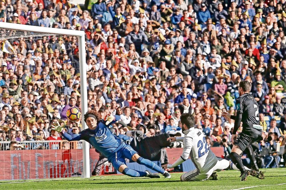 Isco Alarcón comenzó la andanada de goles sobre el portero Memo (FRANCISCO SECO. AP)