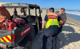 Rescatan a turista estadounidense en playa de Los Cabos; presentó dificultades para salir del mar