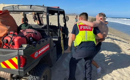 Rescatan a turista estadounidense en playa de Los Cabos; presentó dificultades para salir del mar
