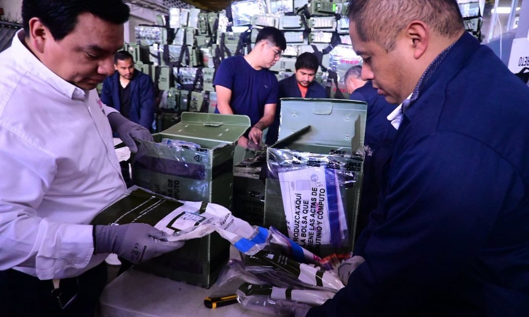 Funcionarios electorales del MC y PVEM supervisan la actividad. Foto: Especial.