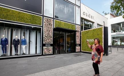 Cubren tiendas de Masaryk con flores