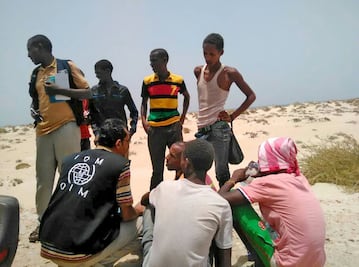Obligan a unos 300 migrantes a saltar al mar frente a Yemen