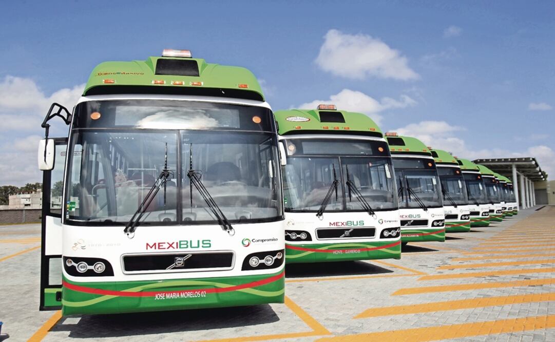 The Mexibus is 12 meters long and can transport up to 100 passengers – Photo: Luis Cortés/EL UNIVERSAL