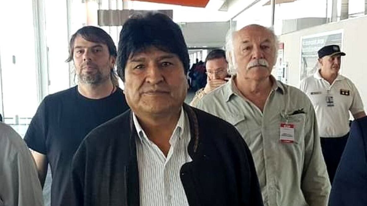 Evo Morales cruza las instalaciones del aeropuerto de Buenos Aires en sus primeros minutos en Argentina. Foto: EPA 
