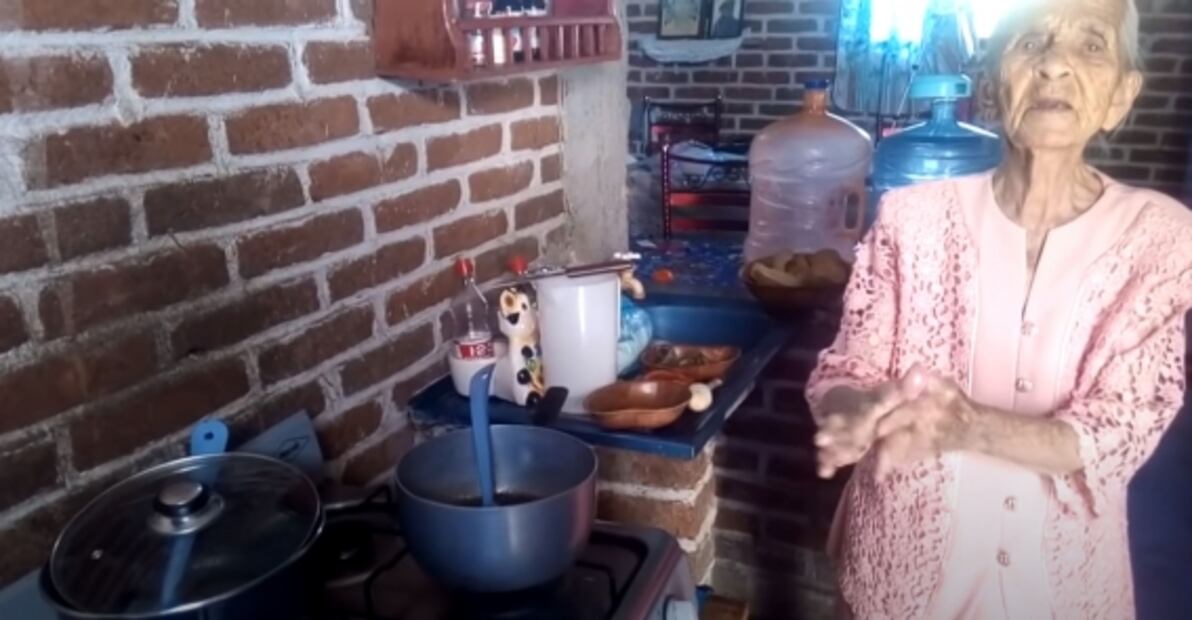 Abuelita youtuber pide que vean sus videos para sobrevivir 