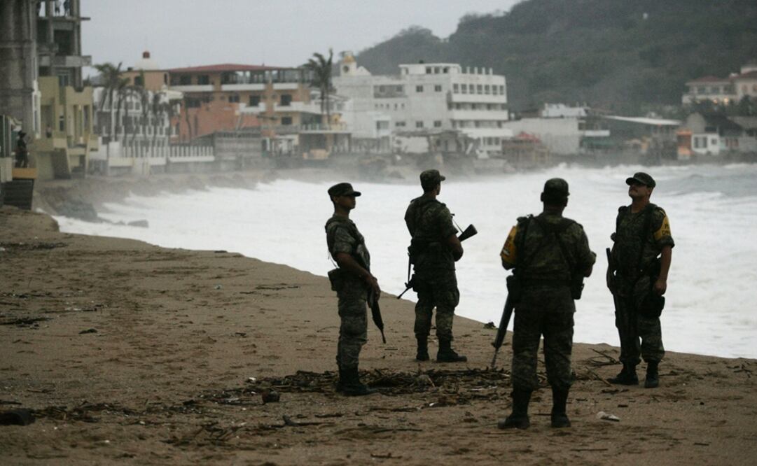 Soldiers stand at the beach as rain caused by tropical storm Bud falls in the town of Barra de Navidad in the Mexican state of Jalisco May 25, 2012 - Photo: Alejandro Acosta/REUTERS