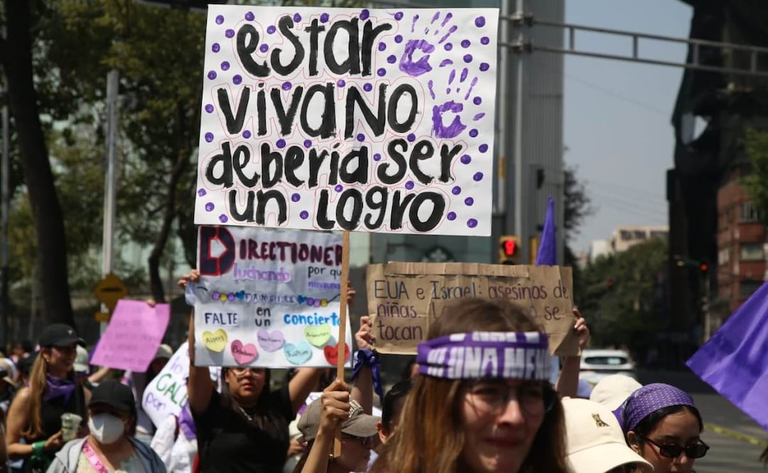 Marcha por el Día Internacional de la Mujer en la Ciudad de México este domingo 8 de Marzo de 2026. Un cartel que dice “Estar viva no debería ser un logro”. Foto: Brenda Martínez/ EL UNIVERSAL