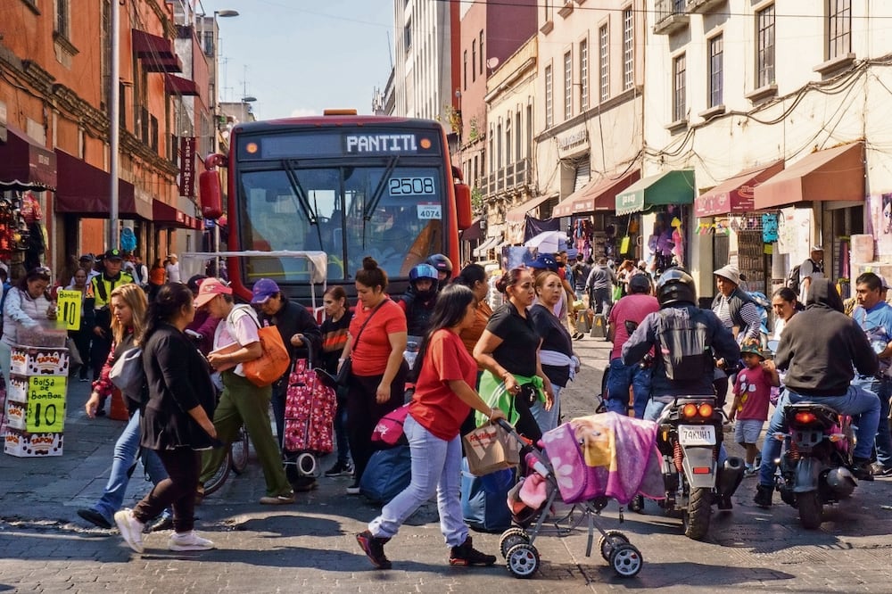 La actividad comercial en calles céntricas, aunado al paso de transeúntes y motociclistas, dificulta la circulación de las unidades de la ruta Buenavista-San Lázaro. Foto: de  Osmar Alvarado. El Universal
