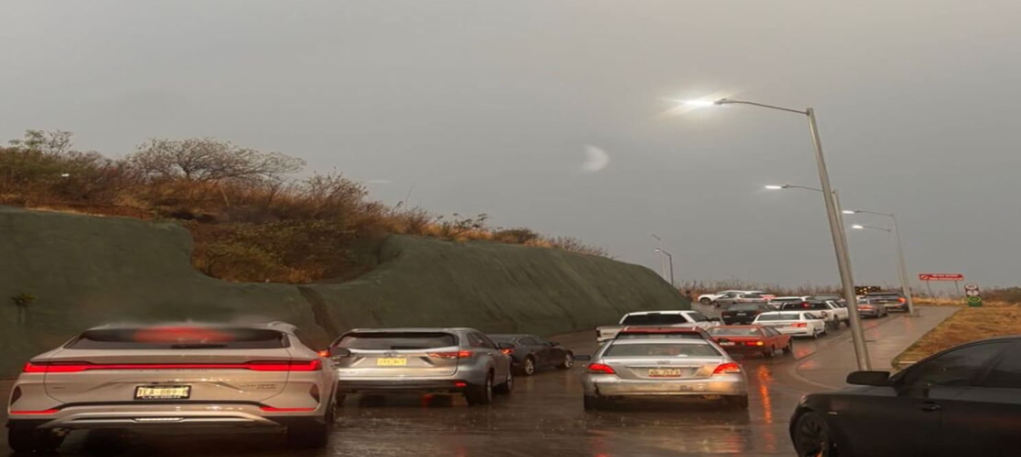Vecinos de Bosque Real en Huixquilucan, Estado de México, alertan sobre accidentes en la desviación vial a causa de un socavón. (Foto: especial)
