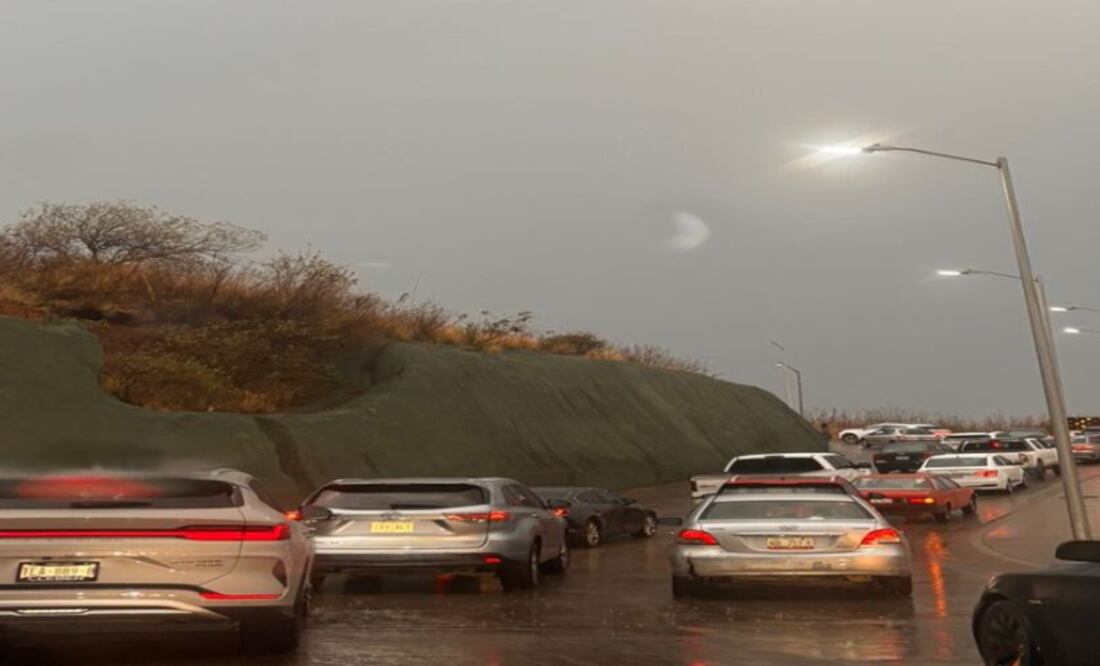 Vecinos de Bosque Real en Huixquilucan, Estado de México, alertan sobre accidentes en la desviación vial a causa de un socavón. (Foto: especial)