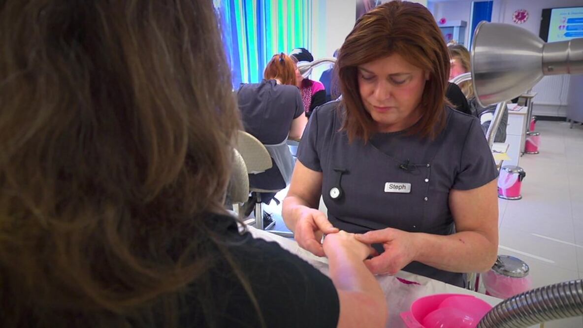 Stephanie, que tiene capacitación en carpintería, logró sacar un certificado de cosmetología en un instituto local, después de su transición. Foto: Especial 