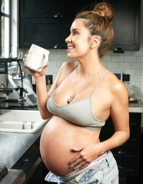 Andrea Escalona llega al hospital; está a horas de dar la bienvenida a "Churrito", su primer hijo