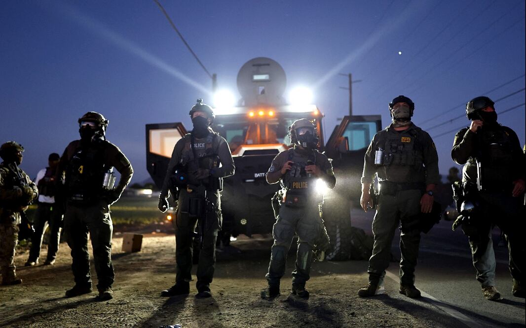 Agentes federales bloquean a personas que protestaban contra redadas de inmigración del ICE en EU. Foto: AFP