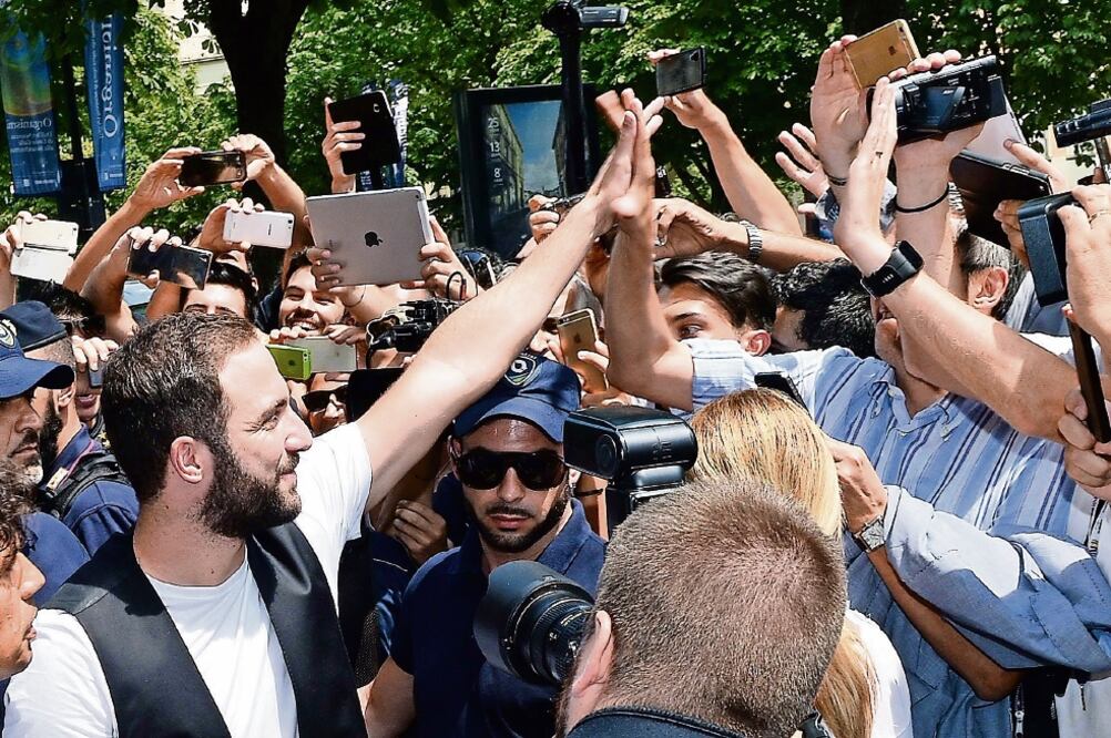 El “P ipita” fue recibido como héroe en la ciudad de Turín (ALESSANDRO DI MARCO. EFE)