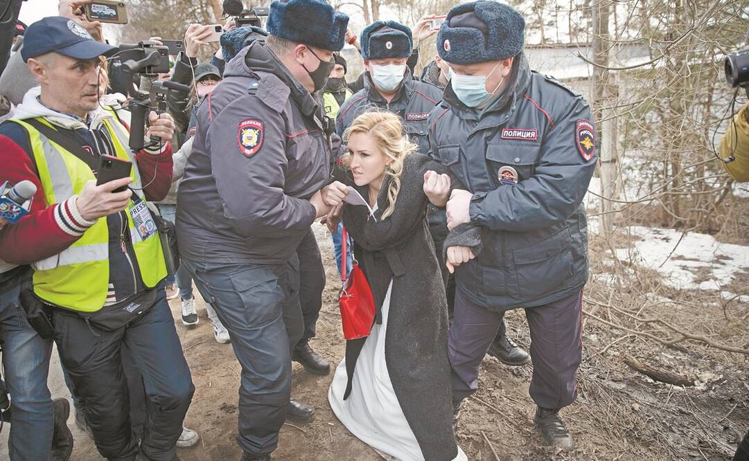 Policías arrestan a la doctora Anastasía Vasílieva, líder sindical y aliada del opositor Alexéi Navalni. Pavel Golovkin/ AP.