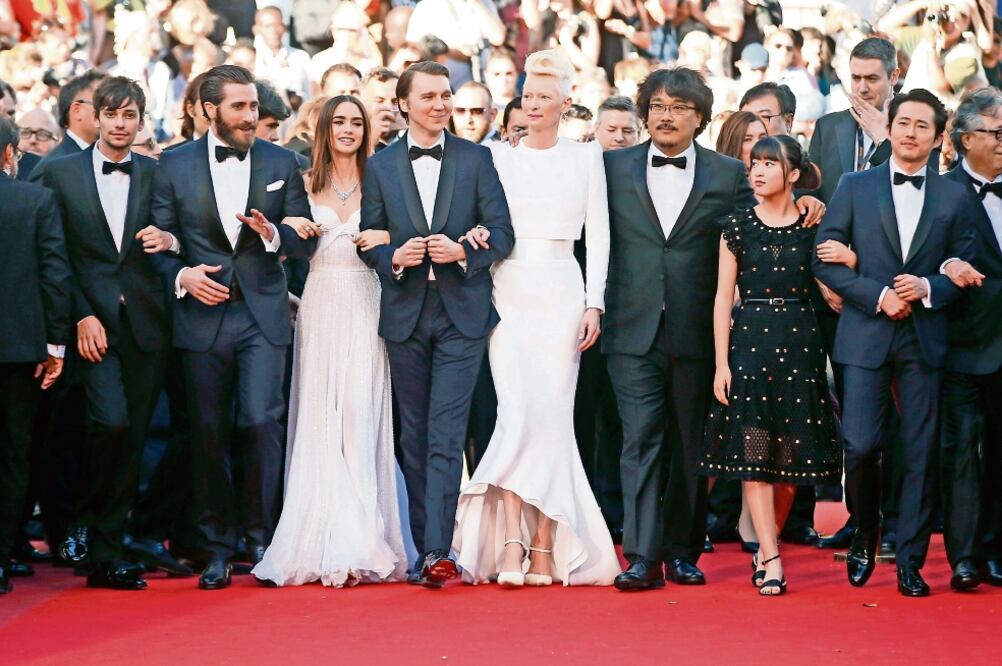 Devon Bostick, Jake Gyllenhaal, Lily Collins, Paul Dano y Tilda Swinton en el estreno de Ojka, en Cannes. (ALASTAIR GRANT. AP)