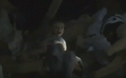 Rescatan a niño de entre escombros en Siria 