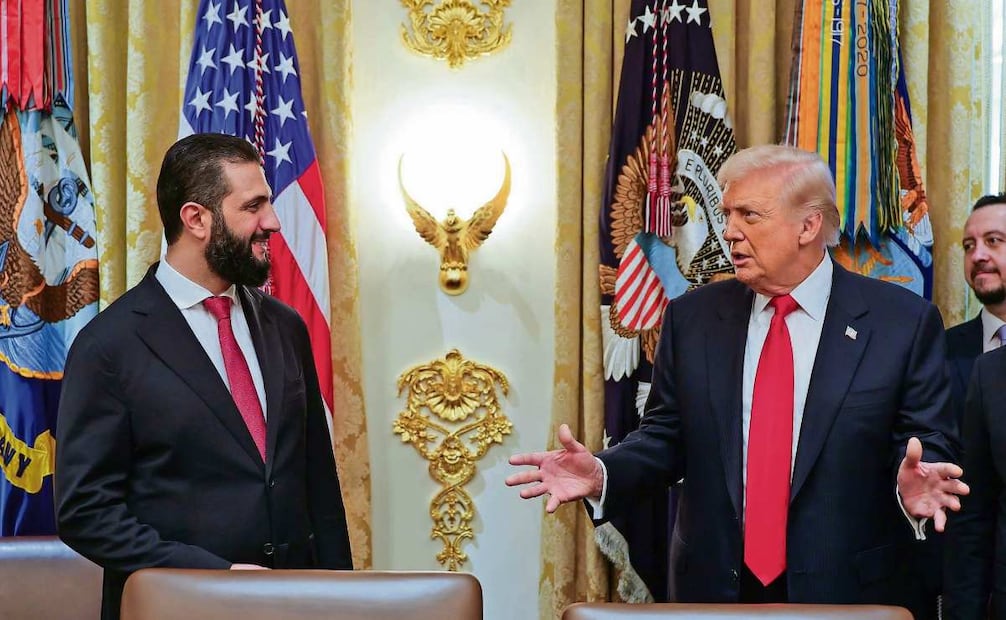 El presidente sirio Ahmad al-Sharaa, con el mandatario estadounidense Donald Trump, en la Casa Blanca en Washington, el 10 de noviembre pasado. Foto: AP