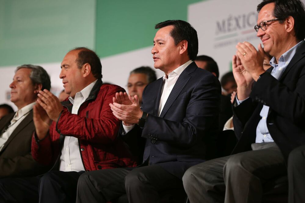Miguel Ángel Osorio Chong, secretario de Gobernación y Rubén Moreira, gobernador de Coahuila (JUAN CARLOS REYES. EL UNIVERSAL)