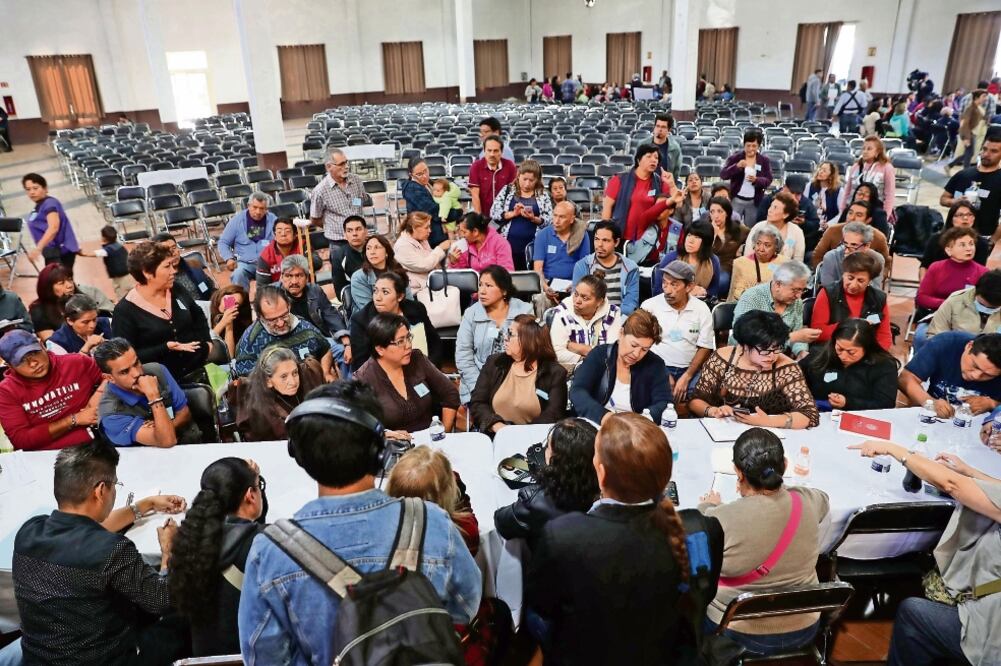 Durante la reunión más de 300 afectados rechazaron los créditos “bl a n do s” que plantea el Gobierno de la Ciudad de México. (LUCÍA GODÍNEZ. EL UNIVERSAL)