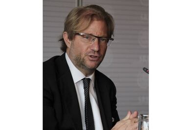 El escritor Andrés Roemer niega acusación de abuso sexual