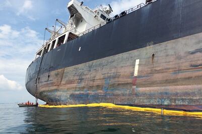  Alertan por daño ambiental, tras incendio en buque  