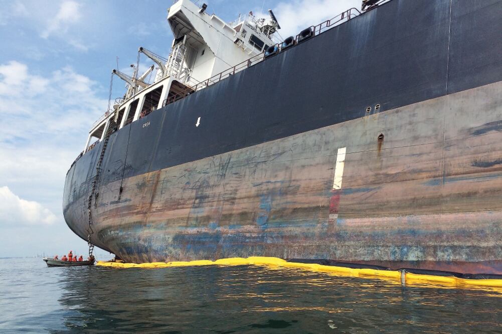 Pescadores advirtieron que la afectación por combustible y espumas antiincendios puede extenderse a la zona de Antón Lizardo y de Alvarado con la entrada del frente frío número 2, pues traerá viento del norte (PATRICIA MORALES. EL UNIVERSAL)