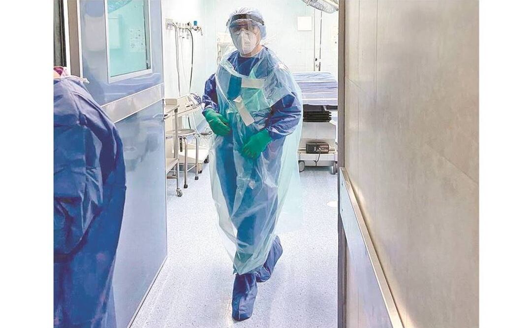 Personal médico del Hospital de Traumatología de Lomas Verdes del IMSS usa hasta bolsas de plástico para evitar contraer el Covid-19. Foto: ESPECIAL 