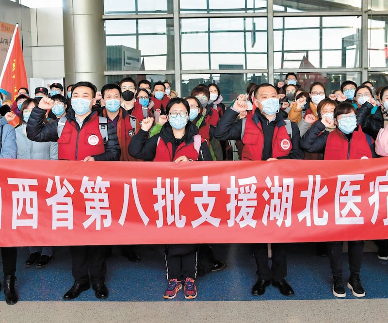 Integrantes de un equipo médico dicen un juramento antes de salir a la provincia de Hubei, en el Aeropuerto de Taiyuan Wusu, provincia de Shanxi. Foto: CAO YANG. XINHUA