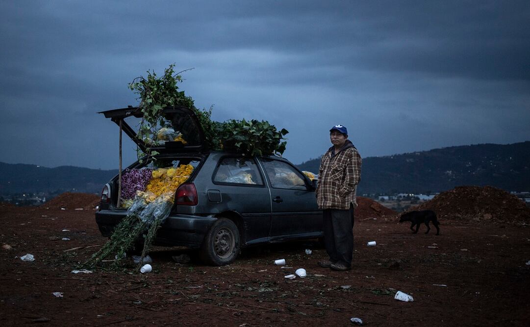 Hombre oliendo sus flores en su carro en un mercado de flores de Villa Guerrero.
Foto: Cristopher Rogel Blanquet, Mexico, W. Eugene Smith Grant/National System of Art Creators FONCA/Getty Images