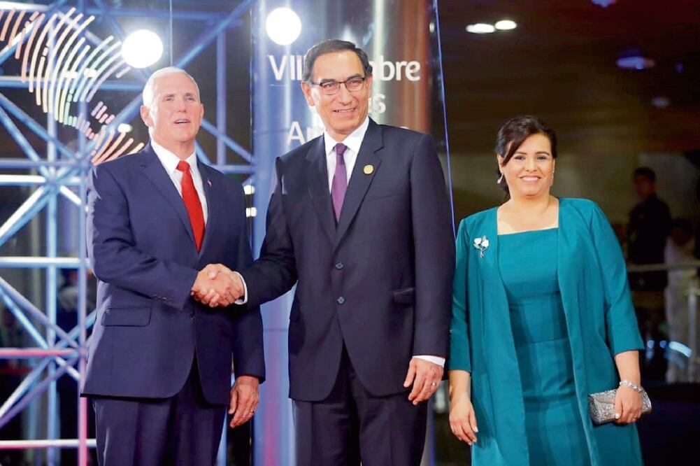 El vicepresidente de Estados Unidos, Mike Pence (izq.), saludó al mandatario peruano, Martín Vizcarra, ayer en la inauguración de la Cumbre de las Américas. Foto: CARLOS LEZAMA. XINHUA