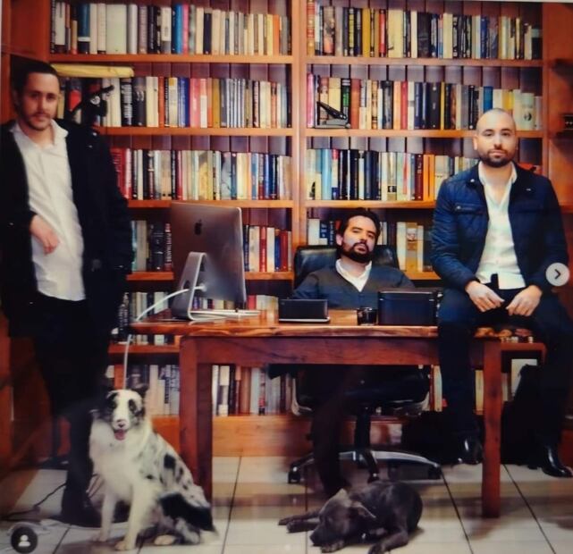 La foto es de diciembre del 2018. De pie está Fernando Rojo de la Vega. En la mesa está David Soto Alday y el que en el centro de la imagen emula a El Padrino es Alfonso Durazo Chávez. Foto: Especial (17/01/2025)