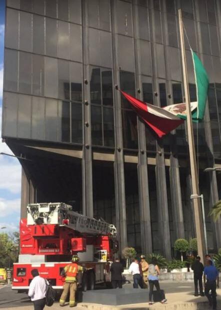 Retiran Bandera Nacional de edificio del INBA