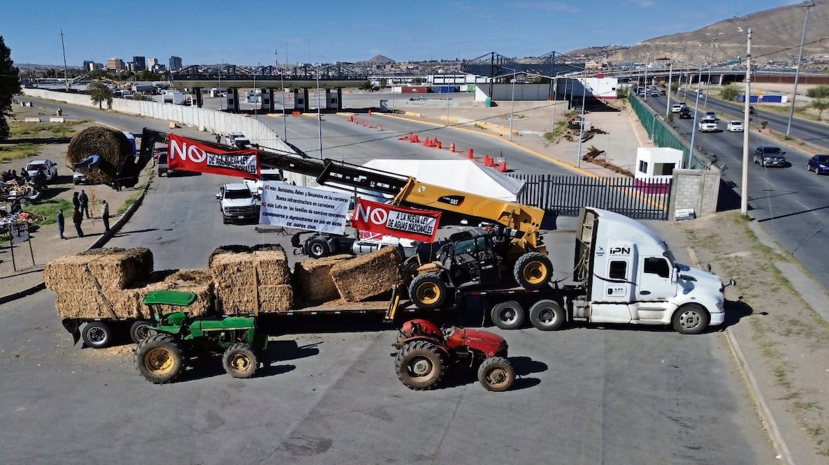 Agricultores colocaron pacas de pastura para bloquear la garita del Puente Libre en Ciudad Juárez,
Chihuahua. Foto: Christian Torres / EL UNIVERSAL