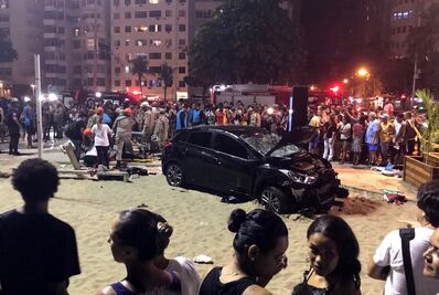 Video. Auto arrolla a multitud en Copacabana; hay una bebé muerta y 14 heridos