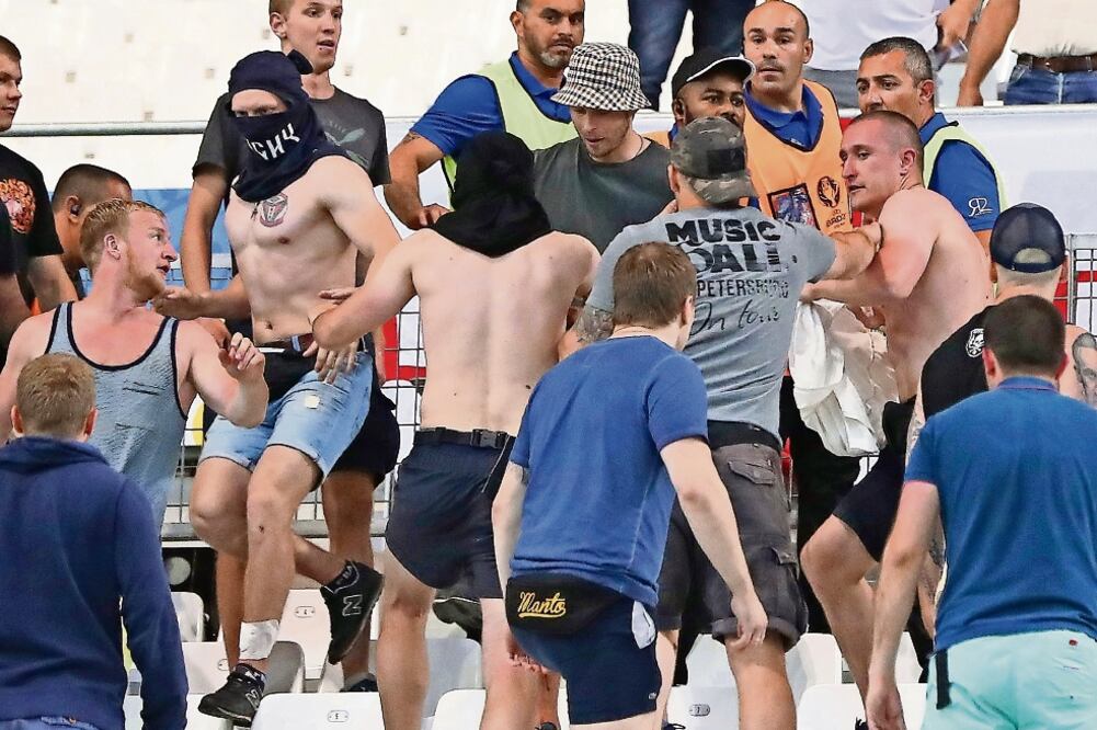 Aficionados ingleses y rusos se enfrentaron en Marsella (THANASSIS STAVRAKIS. AP)