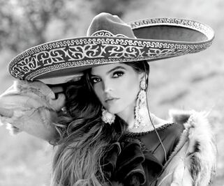 50 mariachis inspiran encierro de Ana Bárbara 